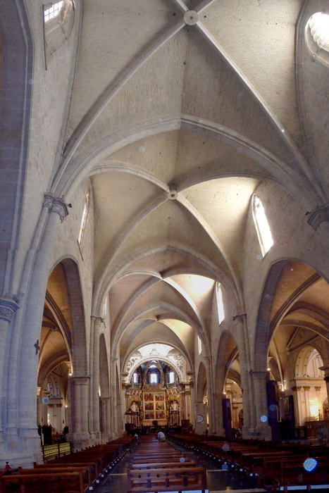 Looking at the length of the Cathedral of Val&egrave;ncia.